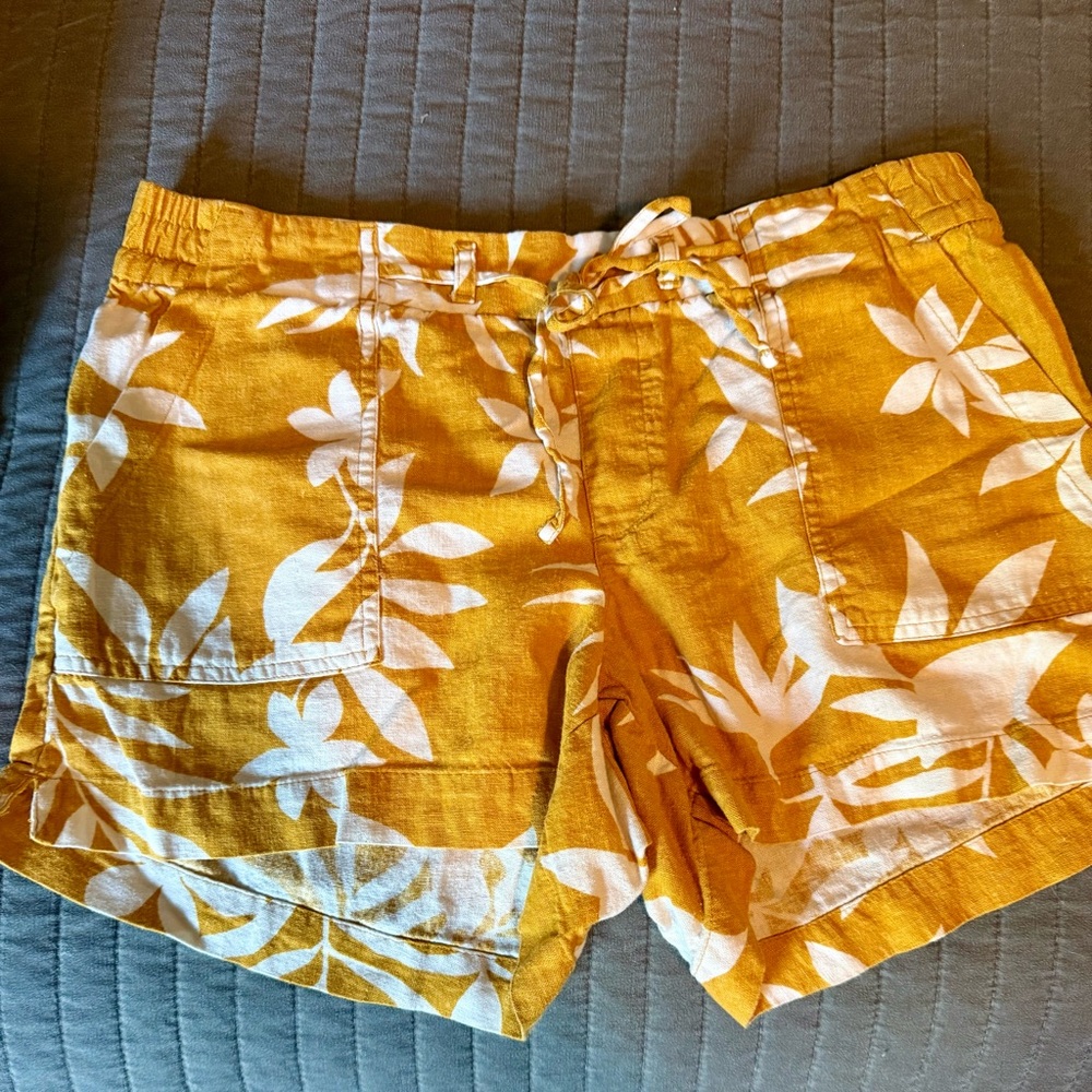 Old Navy Yellow Floral Women's Cargo Shorts size M